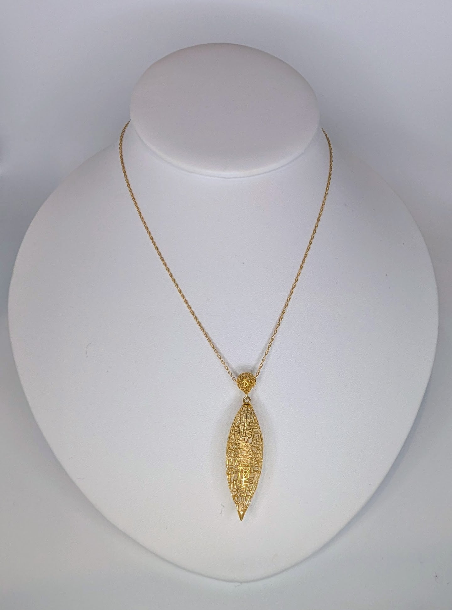 marquee shaped gold 24" neclace 18k